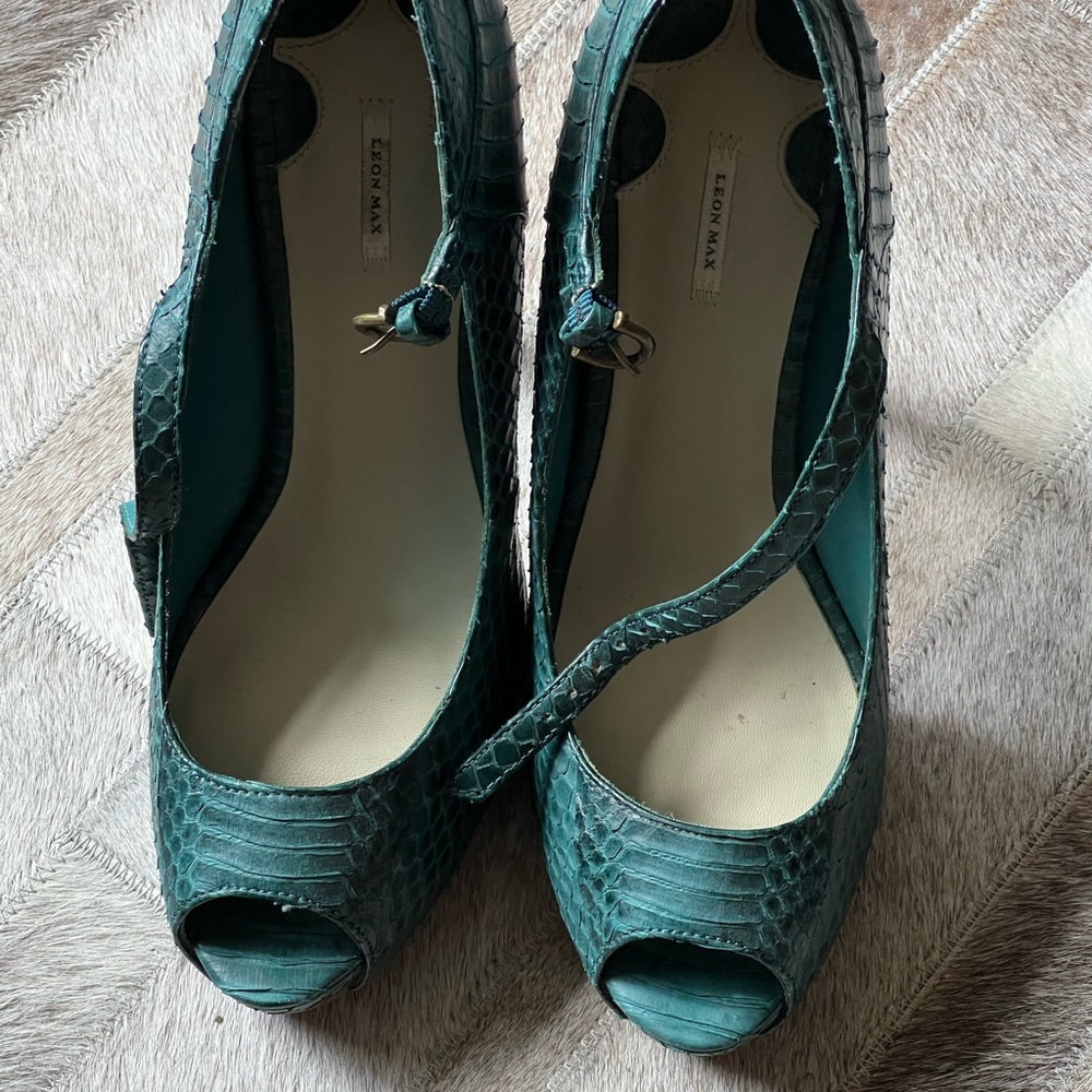 Leon max reptile design sandal heel